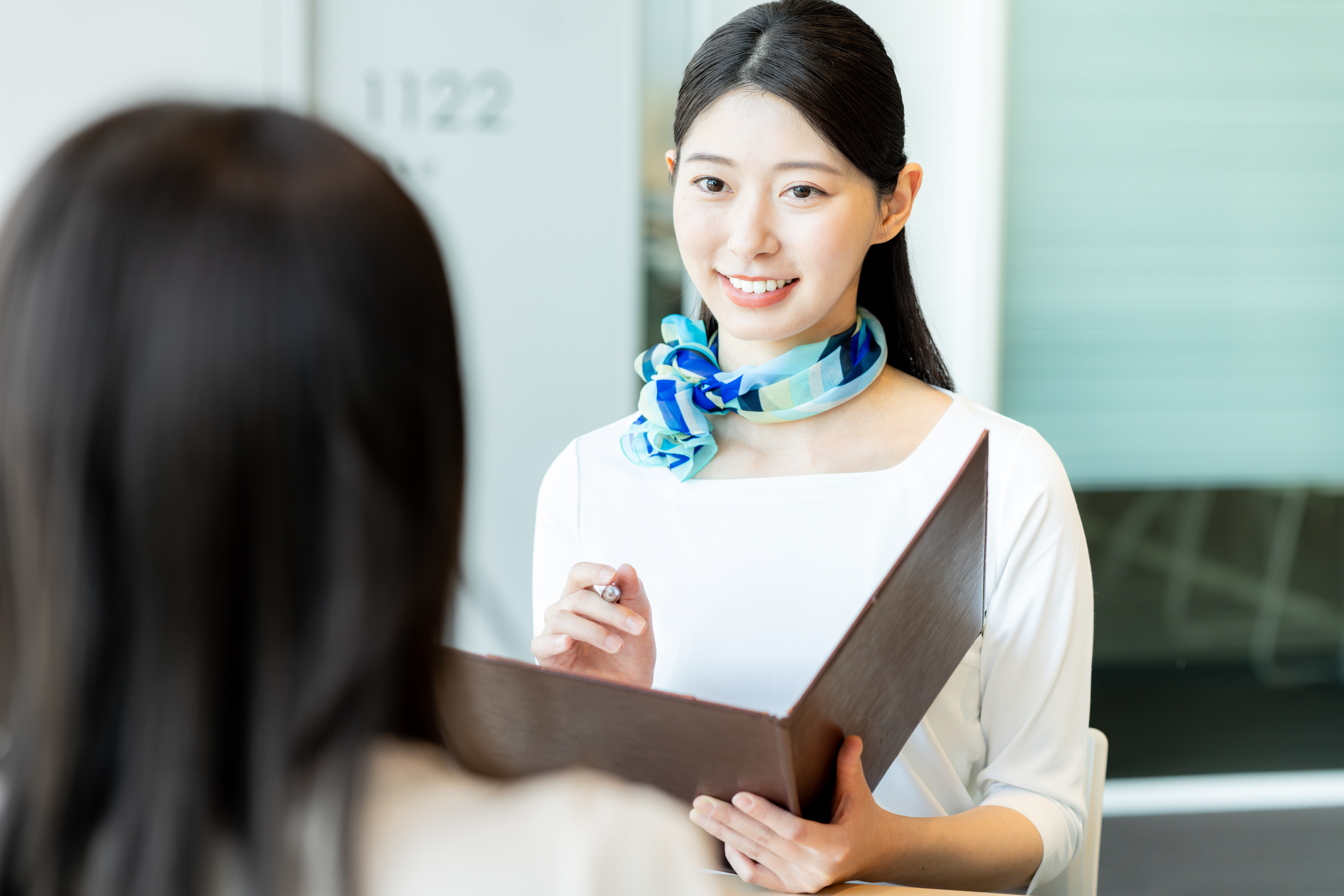 価格やコース設計について説明する様子