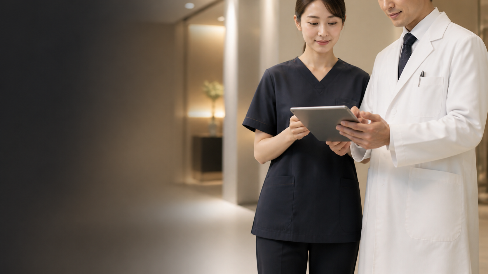 医療従事者がタブレットを確認する様子